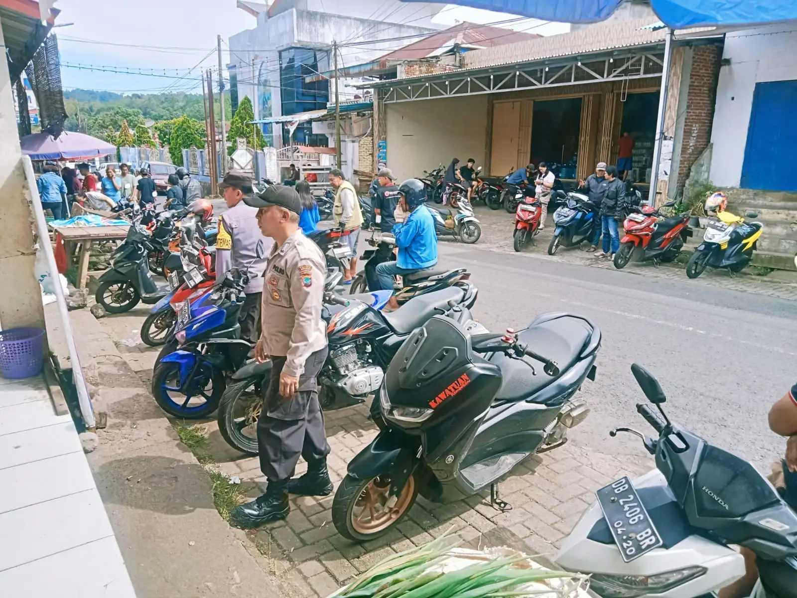 Mengawal Ekonomi Rakyat dengan Hati, Polsek Remboken Jaga Pasar Tetap Kondusif